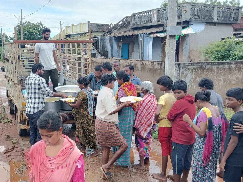 వరద బాధితులకు ఎమ్మెల్యే భోజనం పంపిణి