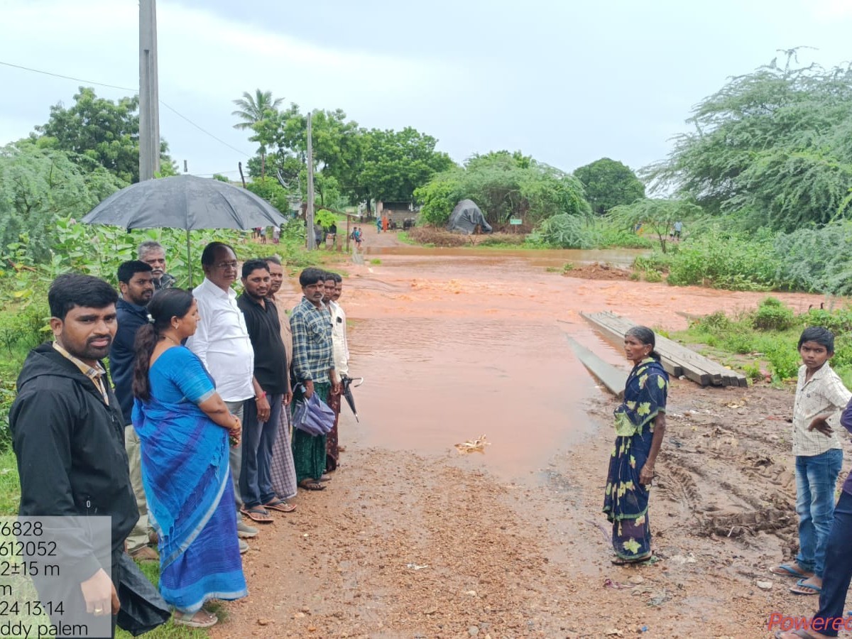 వర్ష ప్రభావిత ప్రాంతాలను పరిశీలించిన ఎంపీడీవో