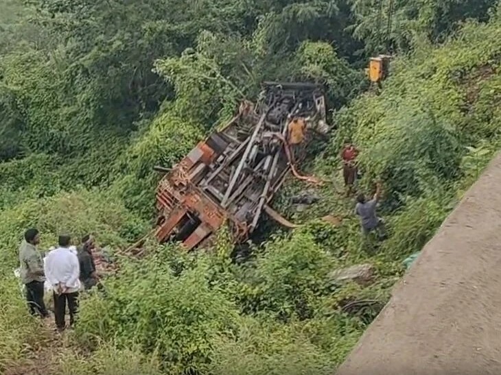 లోయలో లారీ బోల్తా..