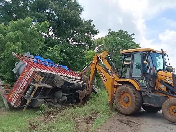 కొస్టాలు సెంటర్ వద్ద అదుపు తప్పిన లారీ