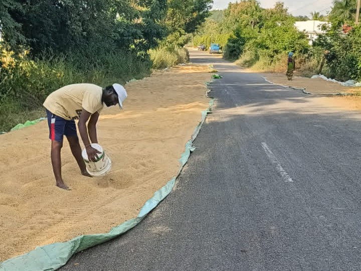 అల్పపీడనంతో జిల్లా రైతుల భయాందోళనలు