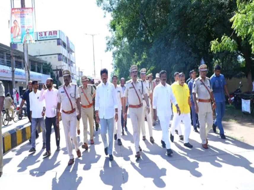 మచిలీపట్నంలో పోలీసుల మార్చ్ ఫాస్ట్ కార్యక్రమం