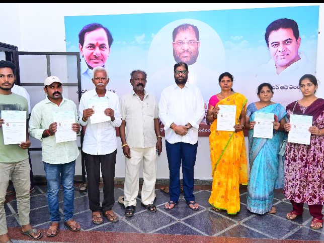 సీఎం రిలీఫ్ ఫండ్ చెక్కు అందజేసిన ఎంపీ