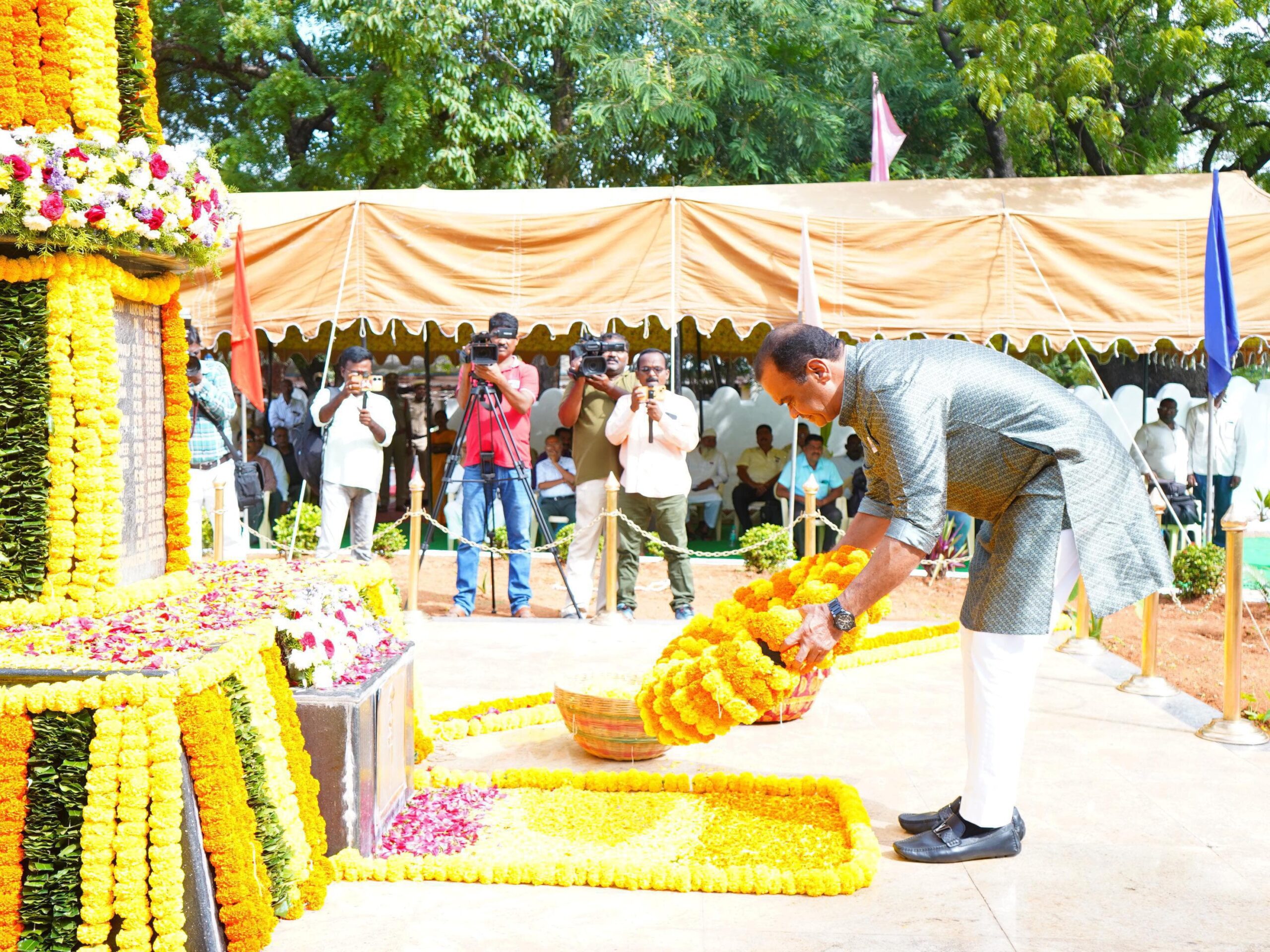 పోలీస్ అమరవీరుల కుటుంబాలకు అండగా ఉంటాం: మంత్రి కోమటిరెడ్డి