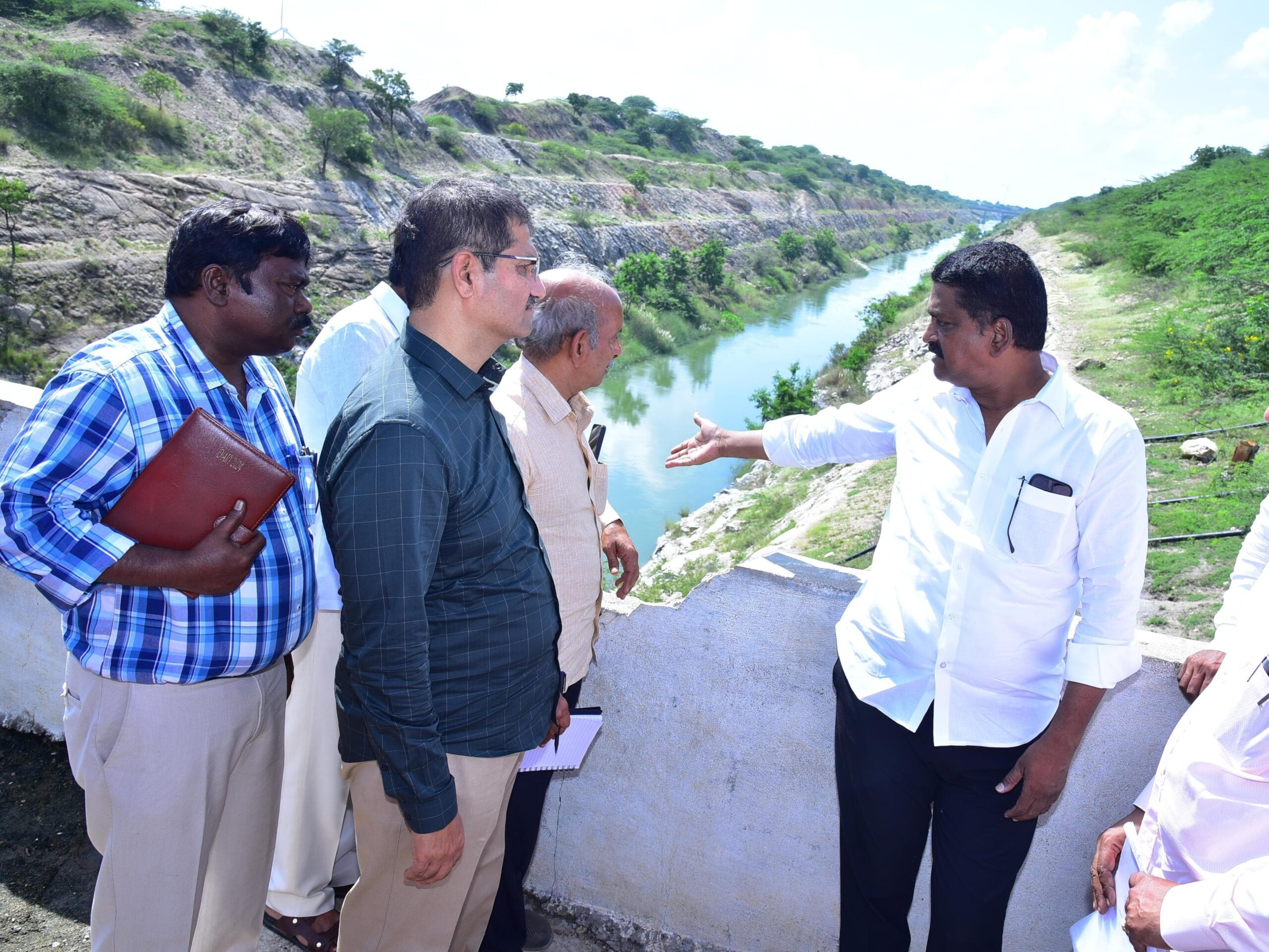 ఇంద్రావతి కెనాల్ ను పరిశీలించిన మంత్రి