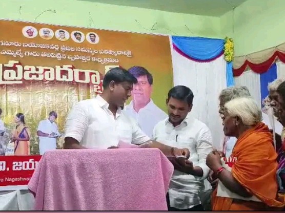 ఎమ్మిగనూరులో వినతులు స్వీకరిస్తున్న ఎమ్మెల్యే