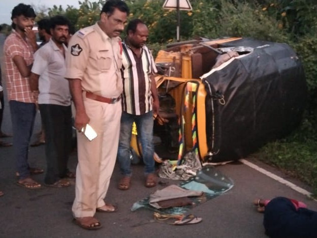 ఆటో, మినీ లారీ ఢీ.. ముగ్గురికి గాయాలు