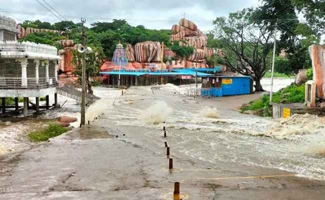 ఏడుపాయల ఆలయం వద్ద మంజీరా నది పరవళ్లు