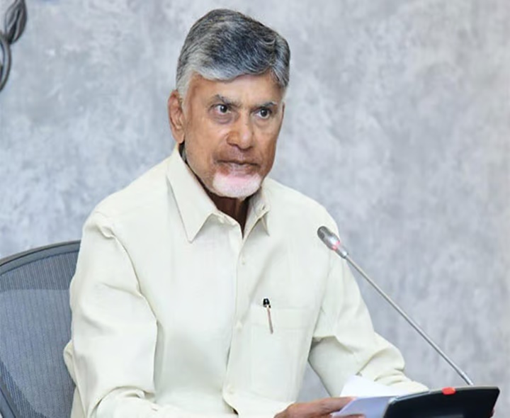 రైల్వే ప్రాజెక్టులపై సీఎం సమీక్ష