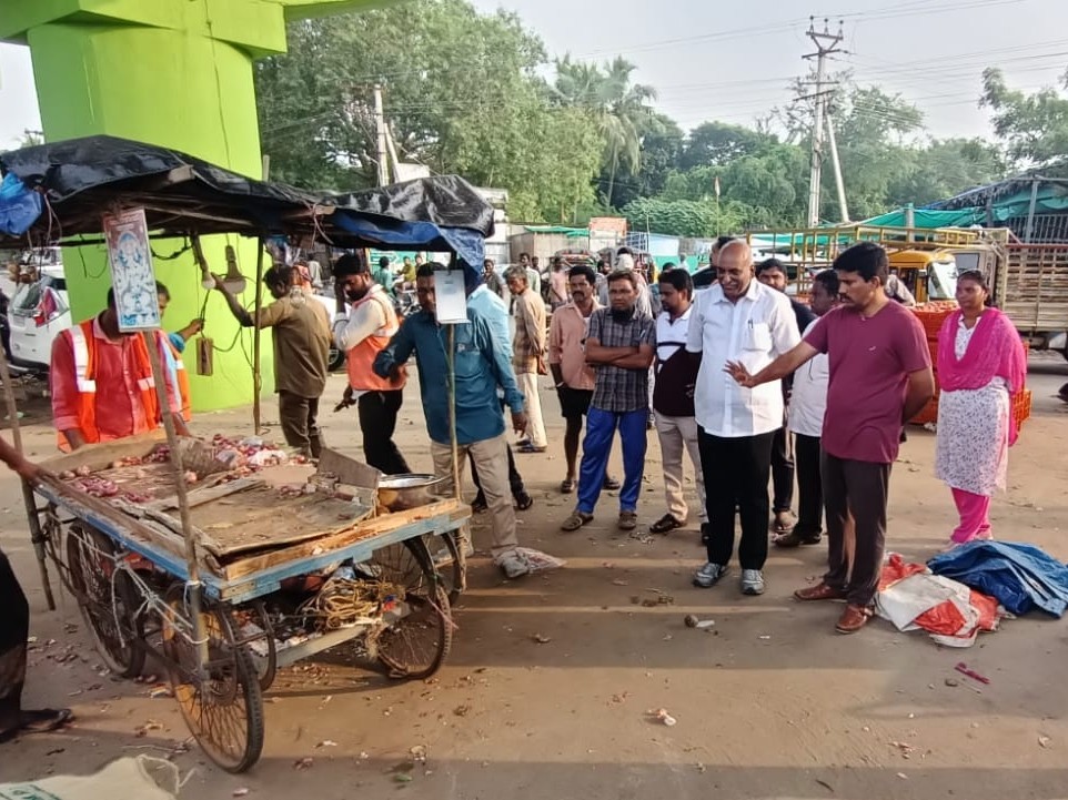 రోడ్డును ఆక్రమించి వ్యాపారాలు నిర్వహిస్తే సహించేది లేదు: కమిషనర్