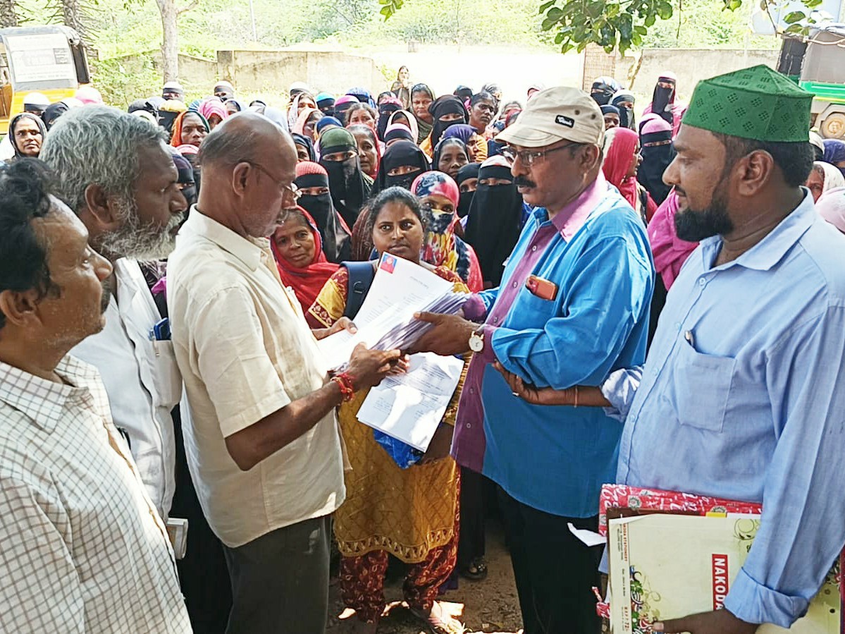 వ్యవసాయ భూమి కొరకు అర్జీలు ఇచ్చిన ముస్లిం కుటుంబాలు