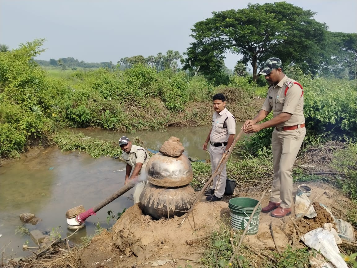 సారా బట్టీలపై పోలీసుల దాడులు