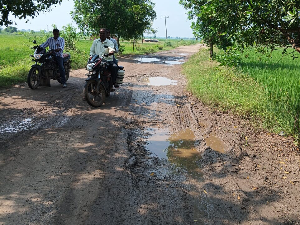 రోడ్డు సదుపాయం లేక ఇబ్బంది పడుతున్న ప్రజలు