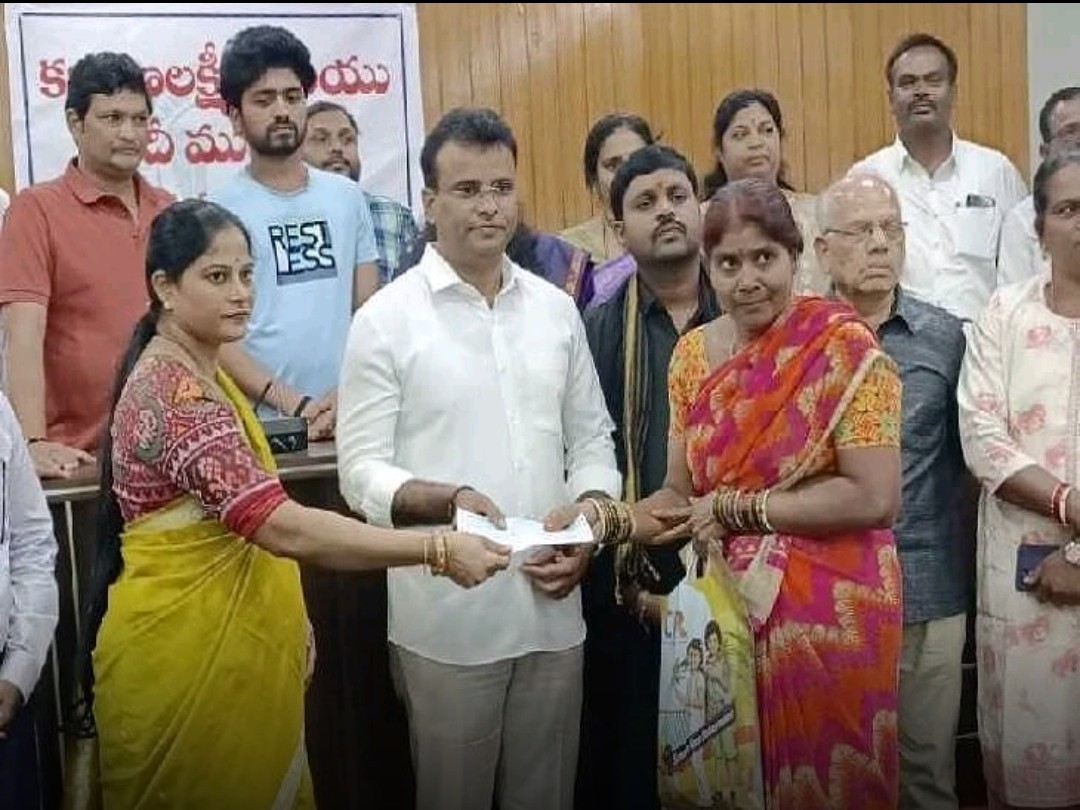 లబ్ధిదారులకు చెక్కుల పంపిణీ