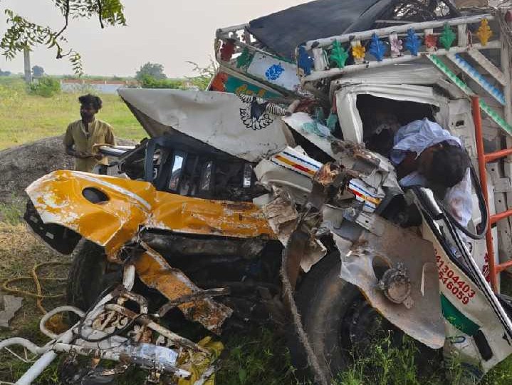 కొత్తూరు సమీపంలో రోడ్డు ప్రమాదం.. ఇద్దరు మృతి