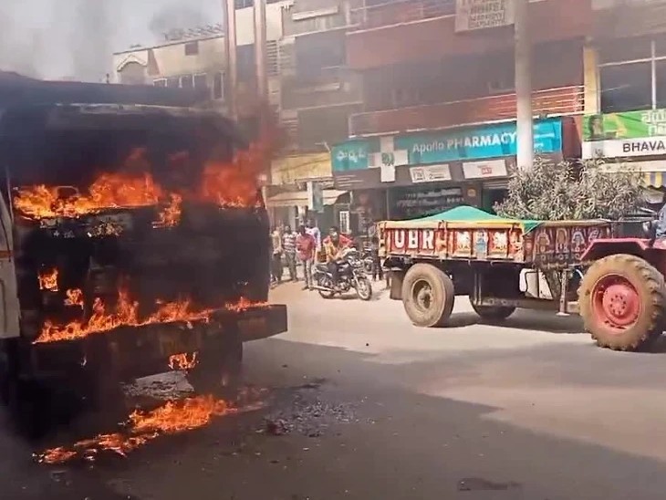 విజయవాడలో నడిరోడ్డుపై లారీలో మంటలు