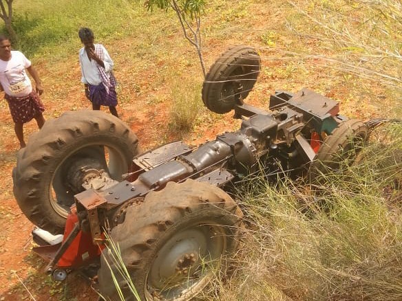 ట్రాక్టర్ తిరగబడి రైతు మృతి