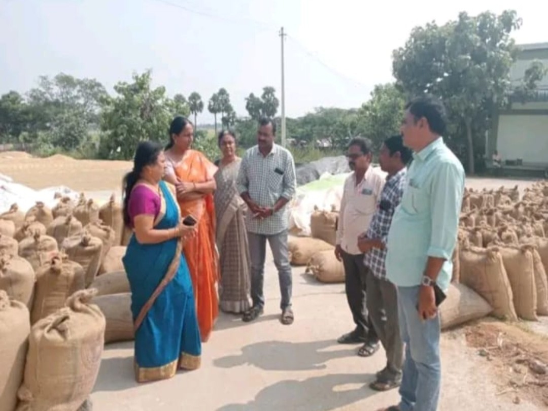 వ్యవసాయ మార్కెట్ యార్డ్‌ని సందర్శించిన స్పెషల్ ఆఫీసర్