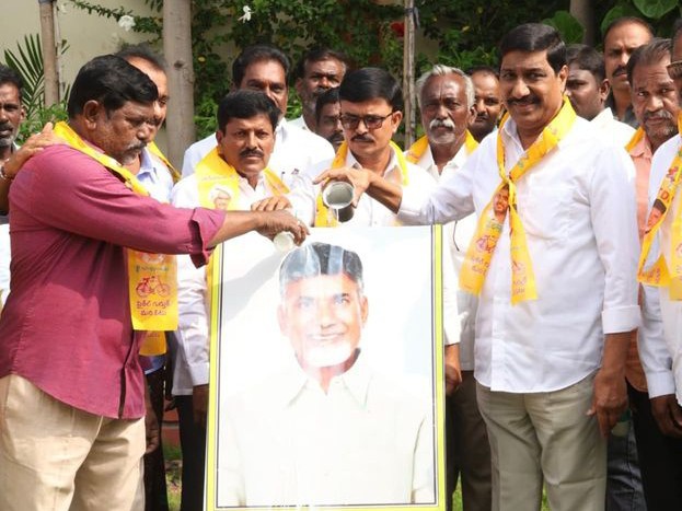 CM చిత్రపటానికి మంత్రి బీసీ పాలాభిషేకం