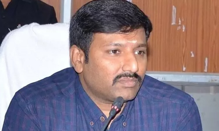 క్యూ కడుతున్న IAS అధికారి బాధితులు