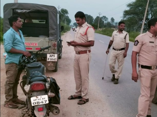 సత్యసాయి జిల్లా వ్యాప్తంగా వాహనాల తనిఖీలు