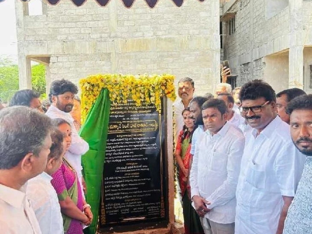 భవన నిర్మాణం పనులు ప్రారంభించిన ఎమ్మెల్యే