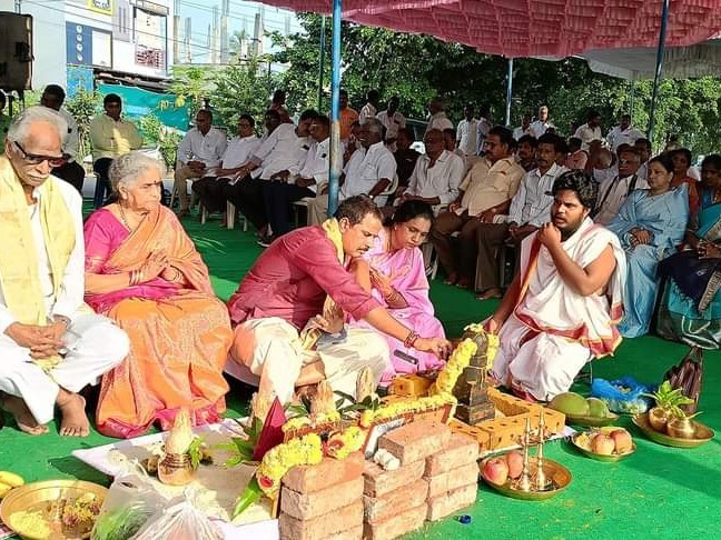 ‘విగ్రహ నిర్మాణానికి ఎమ్మెల్యే శంకుస్థాపన’