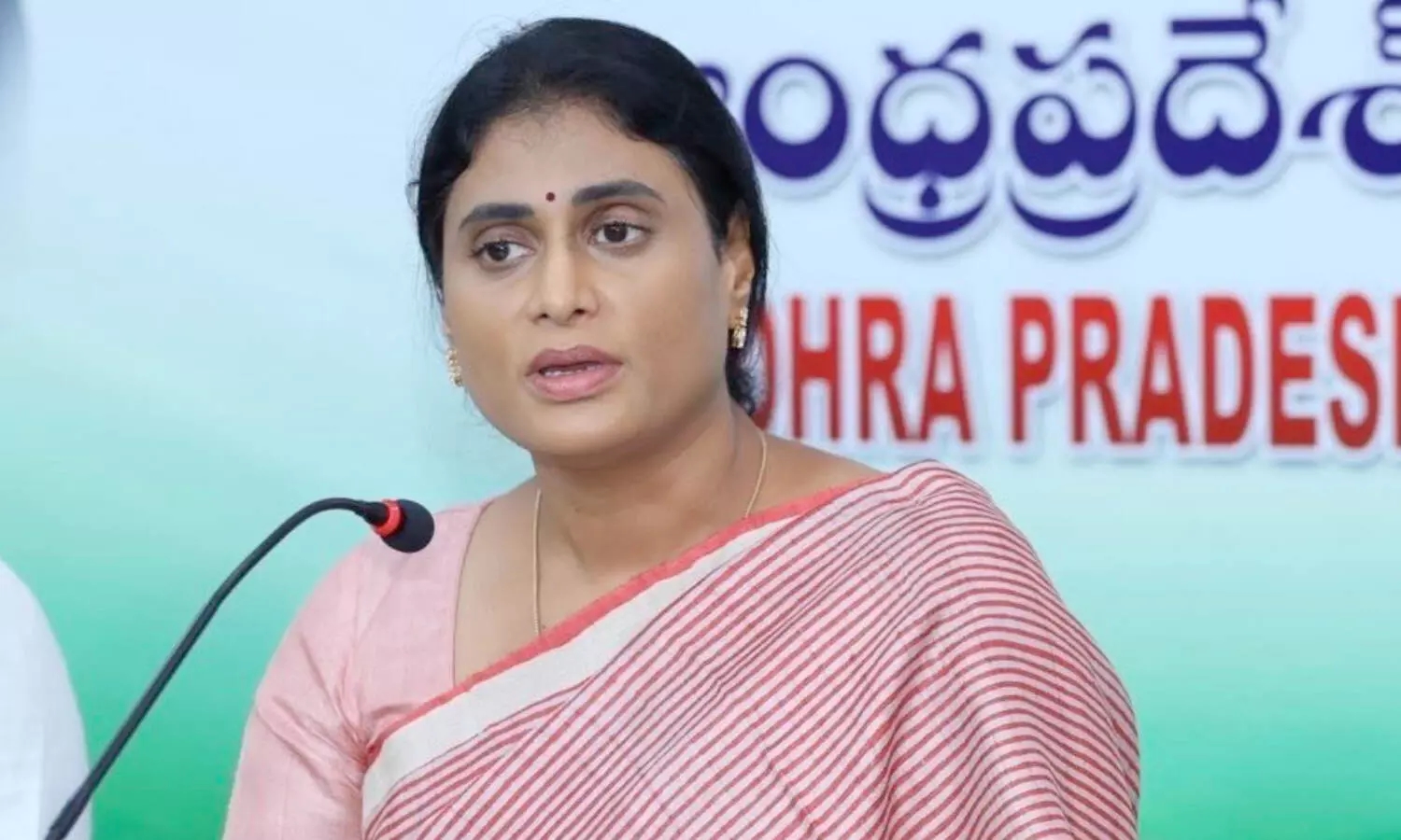 విజయసాయిరెడ్డిపై షర్మిల ఆగ్రహం