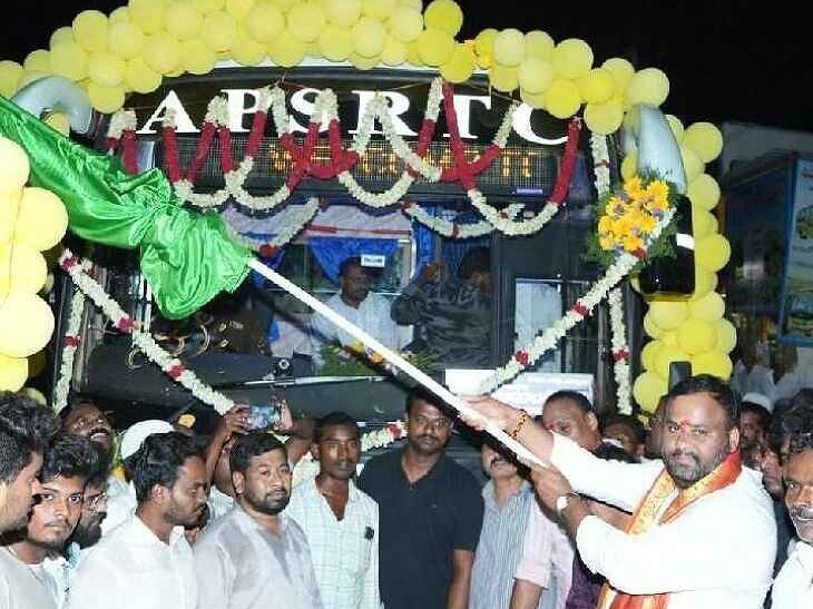 RTC బస్సులను ప్రారంభించిన మంత్రి మండిపల్లి