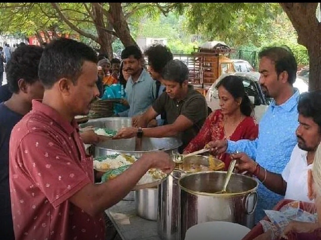 బసవతారకం కేన్సర్ ఆస్పత్రి వద్ద అన్నదానం