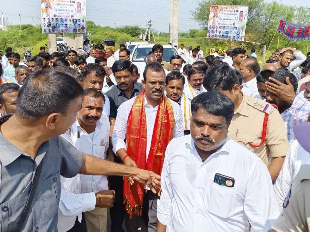 బీటీ రోడ్డు మరమ్మతులకు శంకుస్థాపన చేసిన ఎమ్మెల్యే