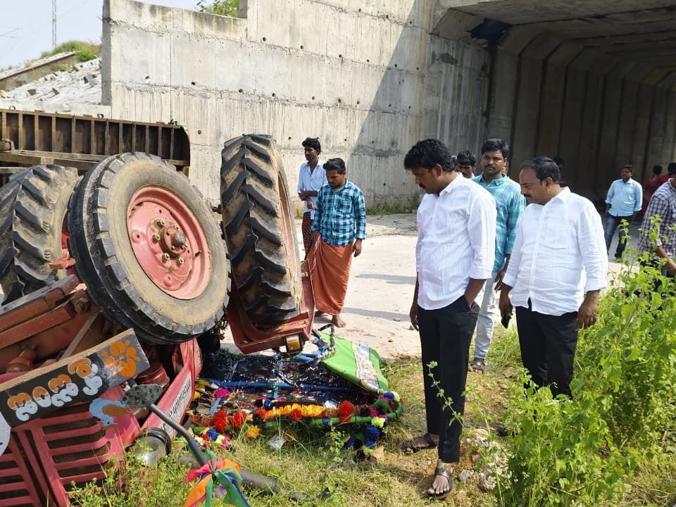 దాతృత్వం చాటుకున్న మడకశిర ఎమ్మెల్యే ఎమ్మెస్ రాజు