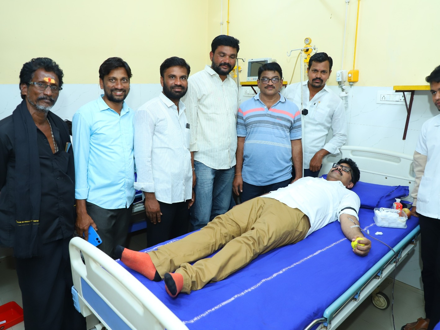 రక్తదానం చేసిన కాంగ్రెస్ నాయకులు