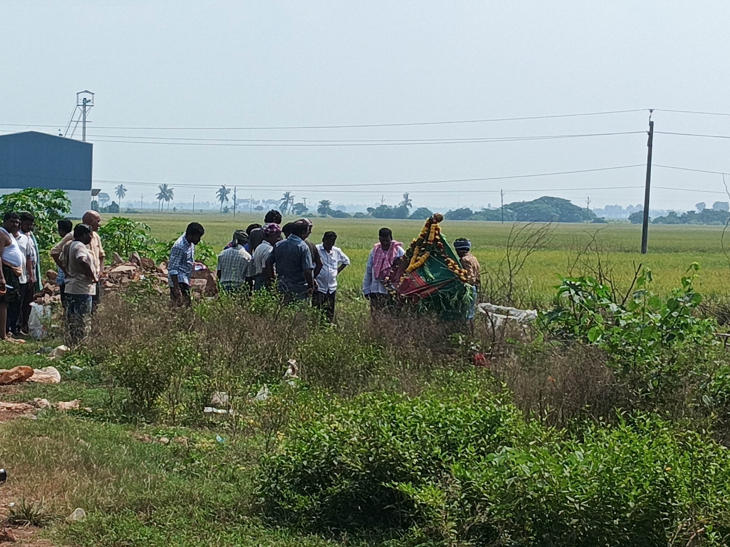 ఉంగుటూరు హిందు స్మశాన వాటికలో అన్ని ఇబ్బందులే