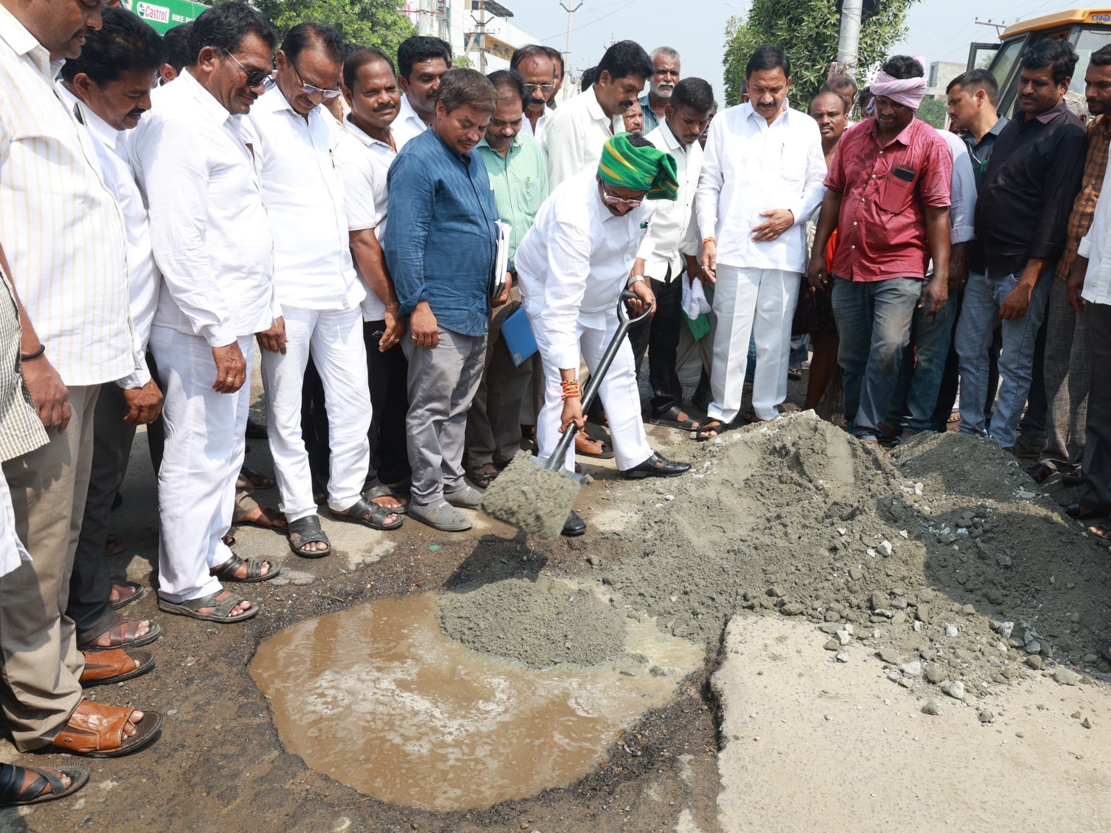 రోడ్డు పనులను ప్రారంభించిన వినుకొండ ఎమ్మెల్యే