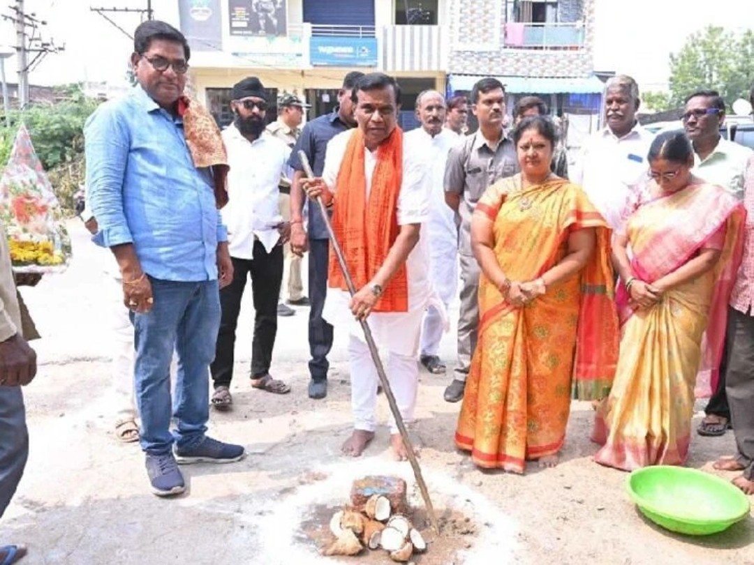 అభివృద్ధి కార్యక్రమాలకు భూమిపూజ చేసిన ఎమ్మెల్యే