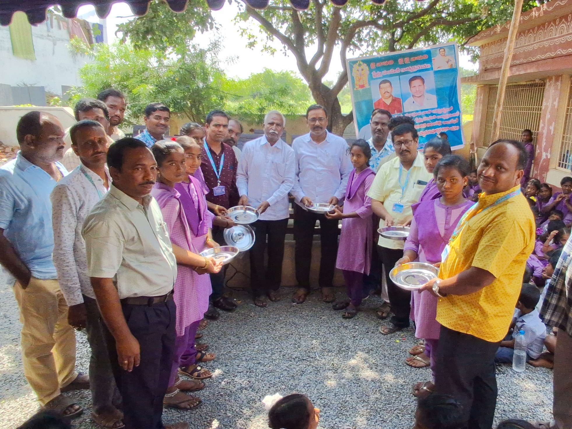 ప్రభుత్వ పాఠశాల అభివృద్ధికి ఆర్యవైశ్యుల తోడ్పాటు అభినందనీయం