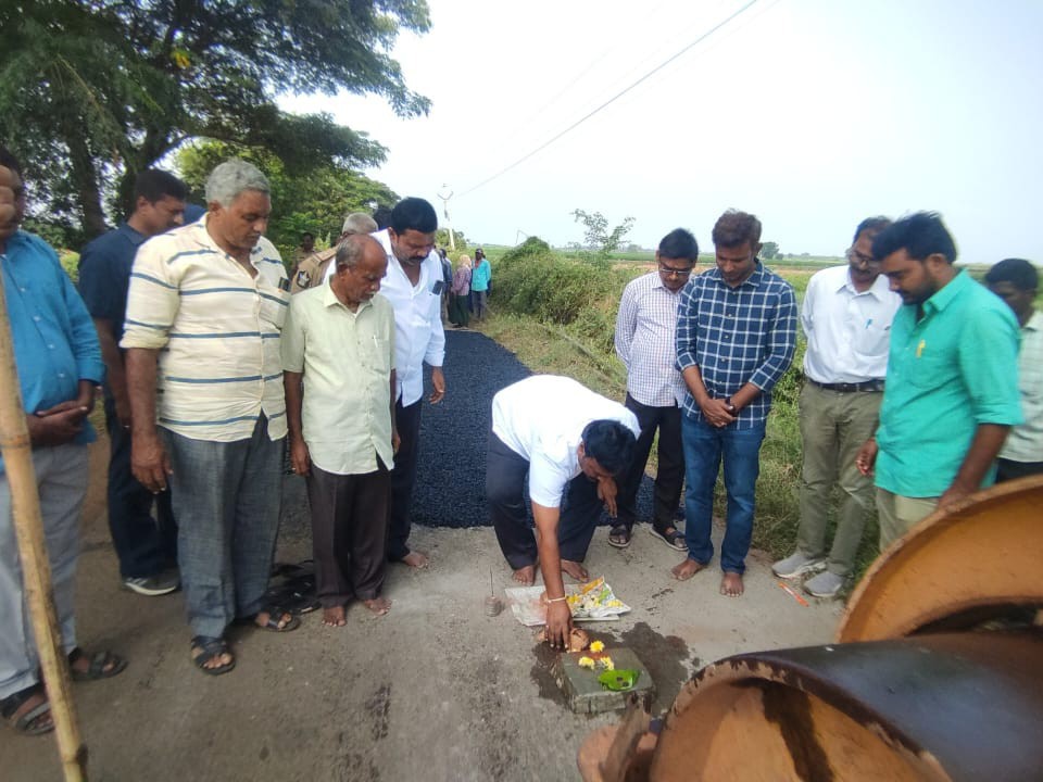 అల్లూరు గ్రామంలో గుంతల రోడ్డున పరిశీలించిన ఎమ్మెల్యే