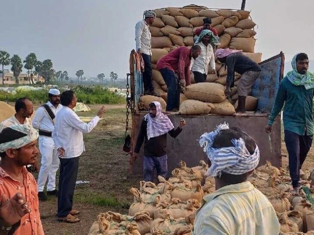 ధాన్యం కొనుగోలు కేంద్రాన్ని తనిఖీ చేసిన ఆర్డిఓ