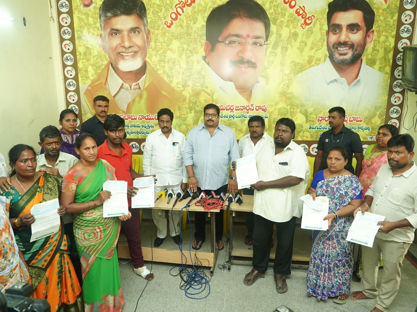 ‘ఆరుగురికి చెక్కుల పంపిణీ’