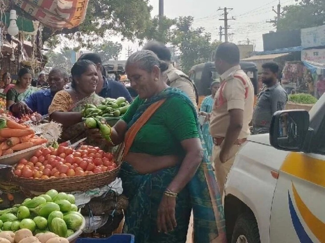 నాయుడుపేటలో కూరగాయల బండ్లు తొలగింపు