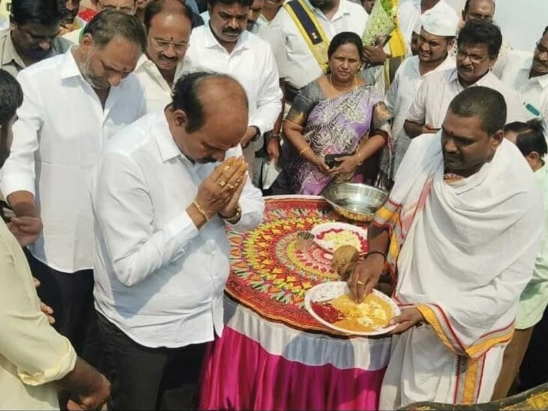 రహదారి మరమ్మతు పనులను ప్రారంభించిన మంత్రి