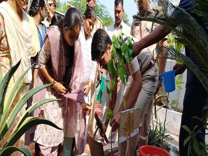 పోలీస్ స్టేషన్‌ను సందర్శించిన ఎస్పీ