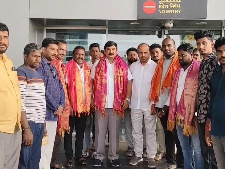 ఎమ్మెల్యేకు స్వాగతం పలికిన బీజేపీ నాయకులు