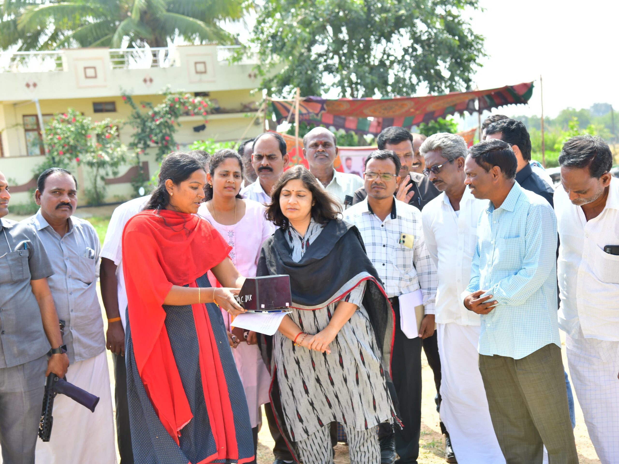 కొనుగోలు కేంద్రాలలో రైతులకు ఇబ్బందులు కలిగించవద్దు: కలెక్టర్