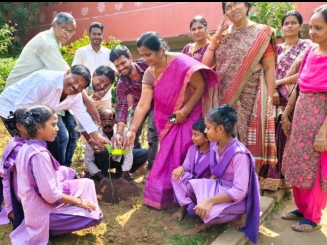 విద్యార్థులు మొక్కలు నాటే అలవాటుచేసుకోవాలి