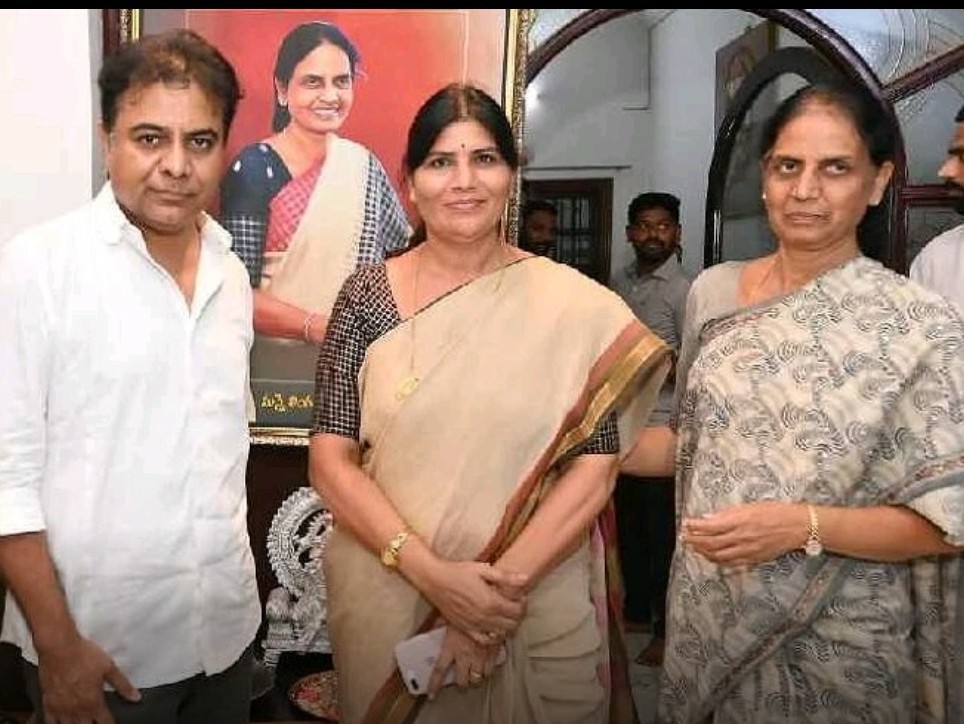 కేటీఆర్‌ను కలిసిన మాజీ టీఎస్పీఎస్సీ డైరెక్టర్