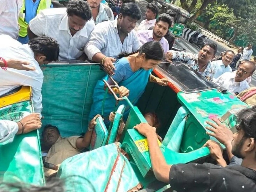 విజయవాడలో ఆటో బోల్తా..గాయాలు