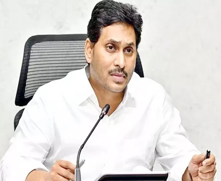 బాలిక కుటుంబానికి జగన్ ఆర్థికసాయం