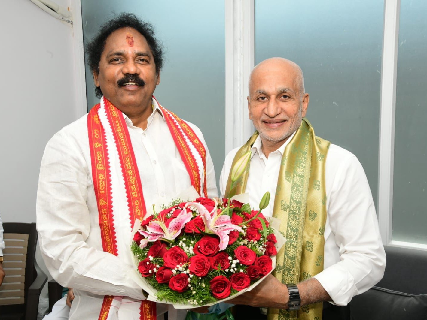 విజయ సాయిరెడ్డితో భేటి అయిన వాసుపల్లి